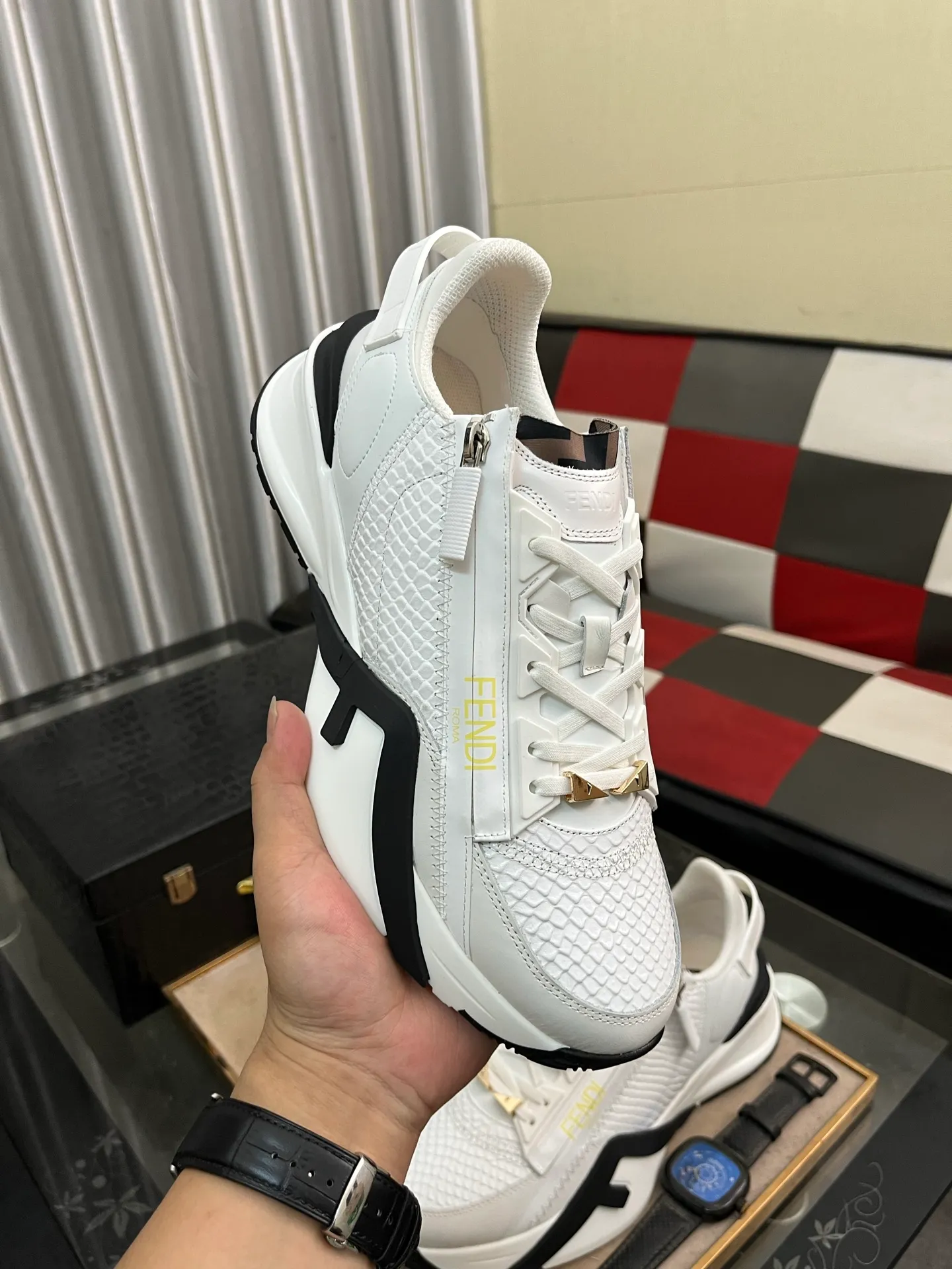 Men's Men's Shoes💰540⌚️⌚️【FENDI】FENDI high-tops are classic and comfortable for men. This complex sneaker is made of soft calfskin➕genuine leather lining➕original ultra-light rubber material with rough outsole. This unique and thin style is suitable for the casual and refined sensibility of this season. It is comfortable and natural on the feet. It is an everyday style for casual travel in autumn and winter! 38−444️⃣colors available